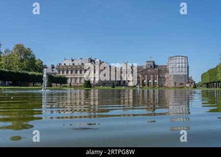 Luneville, Frankreich - 09 02 2023: Blick auf die Burg Luneville, die sich auf dem Wasser des Hofes spiegelt Stockfoto