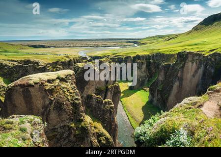 Wunderschöne Landschaft des zerklüfteten Fjadrargljufur Canyon, der im Sommer in Southest Island vom Fjadra River abgeflossen ist Stockfoto