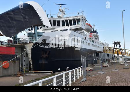 CalMac Fähre MV Caledonian Isles (erbaut 1993) dockte am Ardrossan Harbour an, mit offener Bugtür, bevor es nach Brodick auf der Insel Arran segelte. Stockfoto