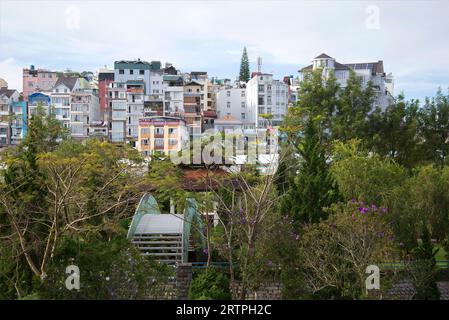 DALAT, VIETNAM - 26. DEZEMBER 2015: Stadtlandschaft an einem bewölkten Tag. Dalat, Vietnam Stockfoto