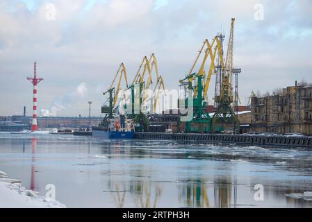 SANKT PETERSBURG, RUSSLAND - 17. FEBRUAR 2016: Bewölkter Februartag am Frachthafen Sankt Petersburg Stockfoto