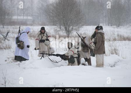 LENINGRADER REGION, RUSSLAND - 15. JANUAR 2017: Die deutschen Schützen während des Zweiten Weltkriegs, um die Position zu besetzen. Militärisch-historischer Wiederaufbau Stockfoto