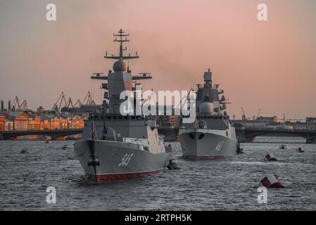 SANKT PETERSBURG, RUSSLAND - 26. JULI 2021: Kriegsschiffe auf der Newa in der Julidämmerung. Navy Day in St.. Petersburg Stockfoto