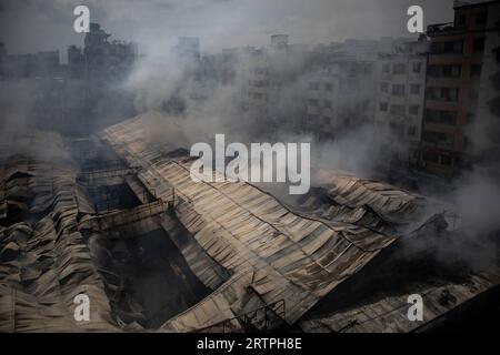 Dhaka, Bangladesch. September 2023. Ein Brand brach auf dem Mohammadpur Krishi-Markt in Dhaka aus. Ein massiver Brand hat Geschäfte auf dem Mohammadpur Krishi-Markt in Dhaka entkernt, Notfallpersonal der Armee, der Marine, des Schnelleinsatzbataillons, der Polizei von Bangladesch und der Grenzwache Bangladesch hat sich mit 17 Feuerwehren und Zivilverteidigungseinheiten zusammengeschlossen, um bei dem Ausbruch des Feuers zu helfen. Quelle: SOPA Images Limited/Alamy Live News Stockfoto