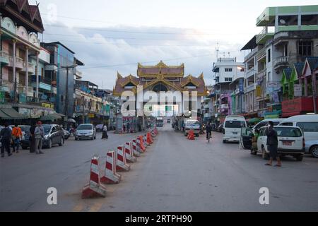 MYAWADI, MYANMAR - 16. DEZEMBER 2016: Ein Blick auf die Grenzkontrollstelle an der birmanisch-thailändischen Grenze von der burmesischen Stadt Myawadi am frühen Morgen Stockfoto