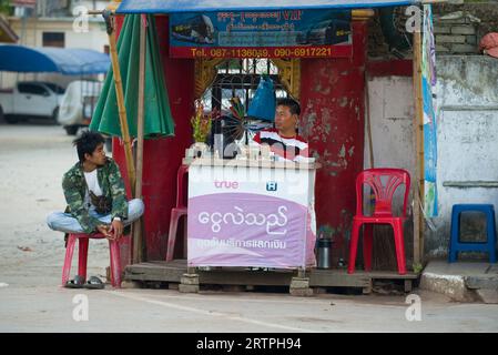 MYVADADI, MYANMAR - 16. DEZEMBER 2016: Service Point für Touristen an der Grenze: Geldwechsel, Busfahrschein, Mobilfunk Stockfoto