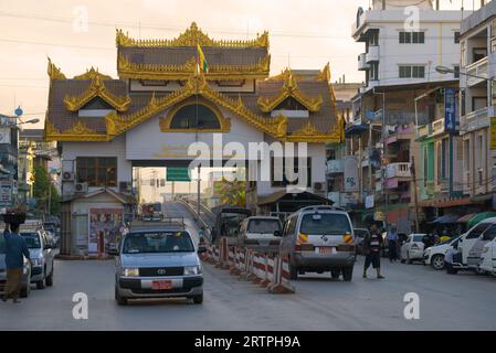 MYAWADI, MYANMAR - 16. DEZEMBER 2016: Grenzübergang zwischen Birma und Thailand zu Beginn des Rennens Stockfoto