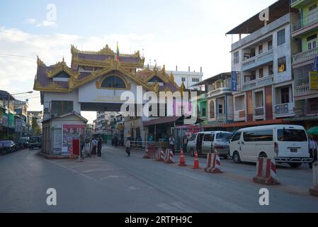 MYAWADI, MYANMAR - 16. DEZEMBER 2016: Grenzkontrollpunkt an der Grenze zwischen Birma und Thailand am frühen Morgen Stockfoto