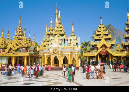 YANGON, MYANMAR - Dezember 17, 2016: Auf dem Gebiet der shwedagon buddhistischen Tempel Stockfoto