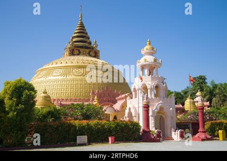 MANDALAY, MYANMAR - 20. DEZEMBER 2016: Gigantische Stupas der Internationalen Akademie des Buddhismus „Sitagu International Buddhist Academy“ Stockfoto