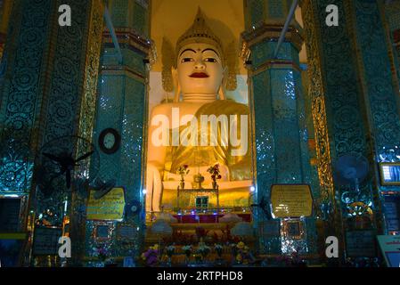 MANDALAY, MYANMAR - 20. DEZEMBER 2016: Riesige Skulptur eines sitzenden Buddha in der Taung Mingi-Pagode. Mandalay Stockfoto