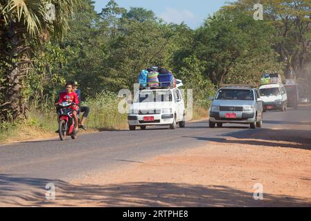 KAYIN STATE, MYANMAR - 28. DEZEMBER 2016: Verkehr auf der Autobahn Bago - Myawaddy Stockfoto