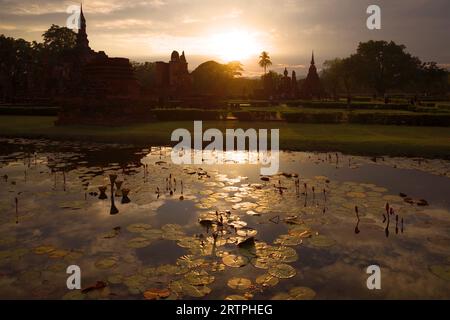 Abenduntergang im historischen Park von Sukhothai. Thailand Stockfoto