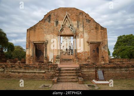 AYUTTHAYA, THAILAND - 3. JANUAR 2018: Die Ruinen der königlichen Zeremonialhalle (königliche Vihara) des alten buddhistischen Tempels Wat Ratchaburana Stockfoto