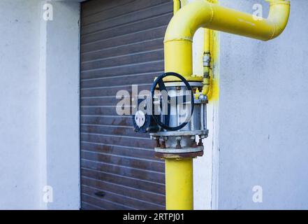 Gelbes Ventil an der Gasleitung. Versorgung der Erdgaspopulation. Übertragung und Einstellung des Gasdrucks Stockfoto