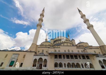 Außenansicht der Kocatepe-Moschee in Ankara Turkiye. Ramadan oder islamisches Hintergrundfoto. Stockfoto