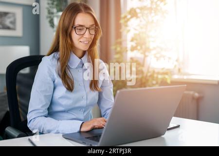 Studentin, die am Laptop arbeitet Stockfoto