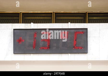 LED-ANZEIGE an einer Gebäudefassade. LED-Anzeige zeigt die Temperatur an. Temperaturanzeigen auf dem Stadtplaner. Wetterwechsel, Wettervorhersage. E Stockfoto