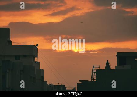 Rajkot, Indien. September 2023. Wetter in Indien: Der Sonnenuntergang erfreuen unvergessliche Momente im farbenfrohen Himmel von Rajkot. Quelle: Nasirchan/Alamy Live News Stockfoto