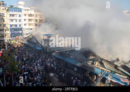 Dhaka, Bangladesch. September 2023. Ein Brand brach auf dem Mohammadpur Krishi-Markt in Dhaka aus. Ein massiver Brand hat Geschäfte auf dem Mohammadpur Krishi-Markt in Dhaka entkernt, Notfallpersonal der Armee, der Marine, des Schnelleinsatzbataillons, der Polizei von Bangladesch und der Grenzwache Bangladesch hat sich mit 17 Feuerwehren und Zivilverteidigungseinheiten zusammengeschlossen, um bei dem Ausbruch des Feuers zu helfen. (Foto: Sazzad Hossain/SOPA Images/SIPA USA) Credit: SIPA USA/Alamy Live News Stockfoto