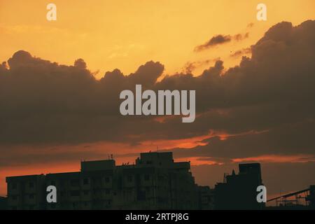 Rajkot, Indien. September 2023. Indien Wetter: Erleben Sie die Schönheit des wunderschönen Sonnenuntergangs in warmen Tönen von Rajkot. Quelle: Nasirchan/Alamy Live News Stockfoto