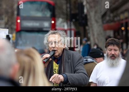 Piers Corbyn, Bruder des ehemaligen Labour-Parteivorsitzenden Jeremy Corbyn, spricht die Menge während eines Protestes gegen die Expansion der ULEZ in London an. Stockfoto