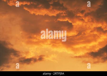 Rajkot, Indien. September 2023. Wetter in Indien: Wolken im Feuer, die Rajkots Fiery Sunset Sky bewundern. Quelle: Nasirchan/Alamy Live News Stockfoto