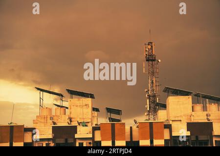 Rajkot, Indien. September 2023. Indien Wetter: Purpurrote und goldene Schönheit am atemberaubenden Sunset Sky von Rajkot. Quelle: Nasirchan/Alamy Live News Stockfoto