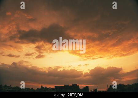 Rajkot, Indien. September 2023. Indien Wetter: Sunset Serenade in Rajkot lebendige Farben und himmlische Wolken. Quelle: Nasirchan/Alamy Live News Stockfoto