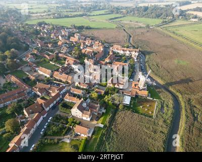 View of Cley-next-the-Sea Windmühle from the Air, Cley, Norfolk, Vereinigtes Königreich, 10. September 2023 Stockfoto