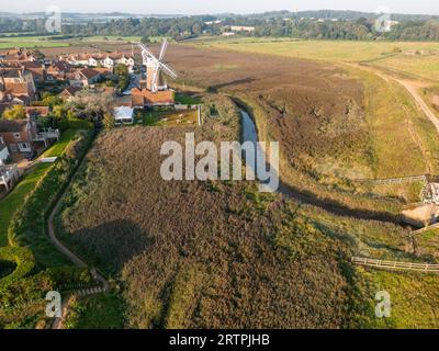 View of Cley-next-the-Sea Windmühle from the Air, Cley, Norfolk, Vereinigtes Königreich, 10. September 2023 Stockfoto