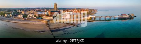 Luftbild von Cromer in Norfolk, Vereinigtes Königreich mit Cromer Pier und Kirche Stockfoto