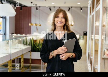 Positiv freundlich, reifes Mittelalter eine schöne Geschäftsinhaberin in einem Juweliergeschäft, Portrait. Stockfoto