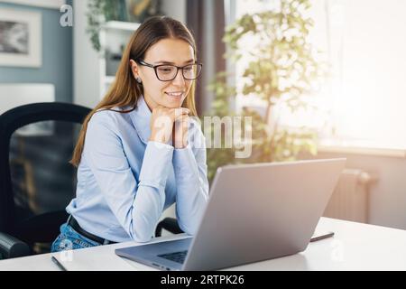 Freude an der Arbeit am Notebook Stockfoto