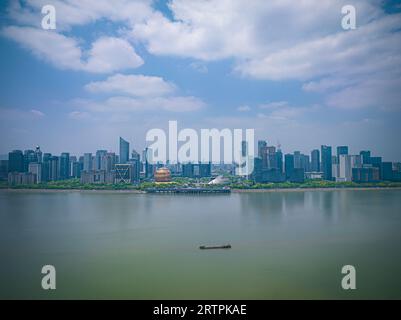 Hangzhou. April 2023 26. Dieses Luftbild vom 26. April 2023 zeigt die neue Stadt QIANJIANG und den Fluss Qiantang in Hangzhou, der ostchinesischen Provinz Zhejiang. Die 19. Asienspiele finden vom 23. September bis zum 8. Oktober in Hangzhou statt und umfassen insgesamt 40 Sportarten. Nach Peking 1990 und Guangzhou 2010 werden die Asienspiele zum dritten Mal in China ausgetragen. Die mit Spannung erwarteten Asienspiele können dazu beitragen, die Popularität von Hangzhou zu steigern, wo Geschichte und Moderne nebeneinander existieren, und seine Kultur weiter zu fördern. Quelle: Jiang Han/Xinhua/Alamy Live News Stockfoto