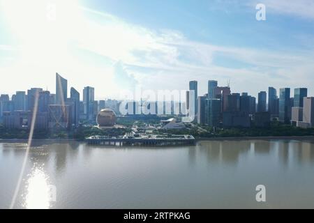 Hangzhou. 28. Juni 2023. Dieses Luftbild vom 28. Juni 2023 zeigt die neue Stadt QIANJIANG in Hangzhou, der ostchinesischen Provinz Zhejiang. Die 19. Asienspiele finden vom 23. September bis zum 8. Oktober in Hangzhou statt und umfassen insgesamt 40 Sportarten. Nach Peking 1990 und Guangzhou 2010 werden die Asienspiele zum dritten Mal in China ausgetragen. Die mit Spannung erwarteten Asienspiele können dazu beitragen, die Popularität von Hangzhou zu steigern, wo Geschichte und Moderne nebeneinander existieren, und seine Kultur weiter zu fördern. Quelle: Huang Zongzhi/Xinhua/Alamy Live News Stockfoto