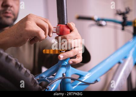 Die Hände des Mannes montieren eine Fahrradrückleuchte Stockfoto