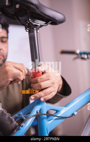 Die Hände des Mannes montieren eine Fahrradrückleuchte Stockfoto