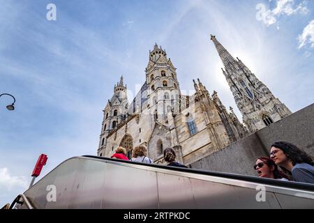 Wien, Österreich. Blick auf einige Leute, die die Rolltreppen der U-Bahn-Station vor St. Stephansdom am Stephansplatz. 2023-08-02. Stockfoto
