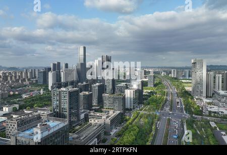 Hangzhou. April 2023. Dieses Luftbild vom 20. April 2023 zeigt Hangzhou Future Sci-Tech City in Hangzhou, ostchinesische Provinz Zhejiang. Die 19. Asienspiele finden vom 23. September bis zum 8. Oktober in Hangzhou statt und umfassen insgesamt 40 Sportarten. Nach Peking 1990 und Guangzhou 2010 werden die Asienspiele zum dritten Mal in China ausgetragen. Die mit Spannung erwarteten Asienspiele können dazu beitragen, die Popularität von Hangzhou zu steigern, wo Geschichte und Moderne nebeneinander existieren, und seine Kultur weiter zu fördern. Quelle: Weng Xinyang/Xinhua/Alamy Live News Stockfoto