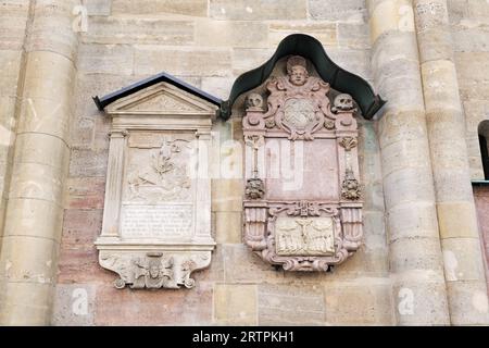 Wien, Österreich. Antike Votivgräber an der Hauptfassade des Doms am Stephansplatz. 2023-08-02. Stockfoto