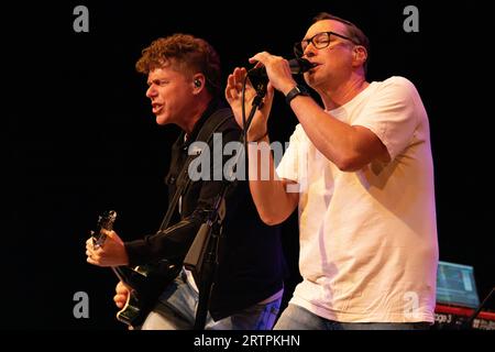 Der Sänger Michael Johnston und der Gitarrist Kevin Breuner von Smalltown Poets treten live in der Red Clay Music Foundry in der Nähe von Atlanta, Georgia, auf. (USA) Stockfoto