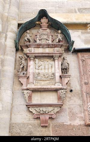 Wien, Österreich. Antike Votivgräber an der Hauptfassade des Doms am Stephansplatz. 2023-08-02. Stockfoto