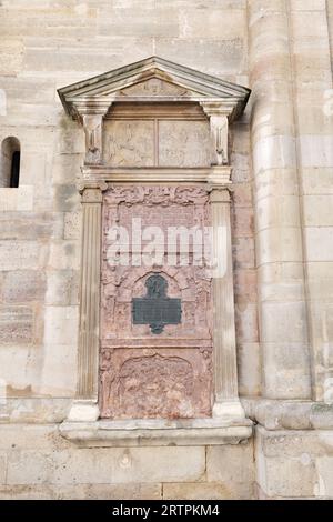 Wien, Österreich. Antike Votivgräber an der Hauptfassade des Doms am Stephansplatz. 2023-08-02. Stockfoto