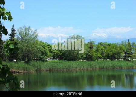 Wunderschöner blauer See im Dorf. Ivanovka. Region Ismayilli. Aserbaidschan. Stockfoto