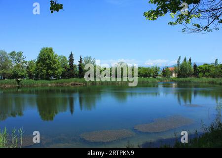 Wunderschöner blauer See im Dorf. Ivanovka. Region Ismayilli. Aserbaidschan. Stockfoto