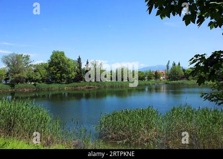 Wunderschöner blauer See im Dorf. Ivanovka. Region Ismayilli. Aserbaidschan. Stockfoto