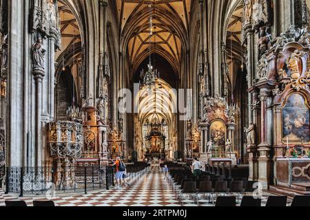 Wien, Österreich. Allgemeiner Blick auf das Hauptschiff der Kathedrale von St. Stephane mit einigen Touristen besuchen es. 2023-08-02. Stockfoto