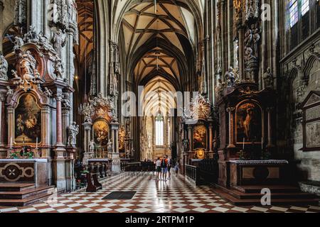 Wien, Österreich. Allgemeiner Blick auf das rechte Seitenschiff der Kathedrale von St. Stephane mit einigen Touristen, die es besuchen. 2023-08-02. Stockfoto