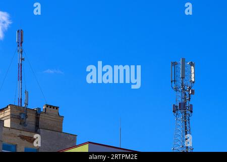Technologie auf der Spitze des Telekommunikations-GSM. Basisstation des Mobilfunknetzes. Telefonsender an den Mobilfunkantennen. Empfänger Stockfoto